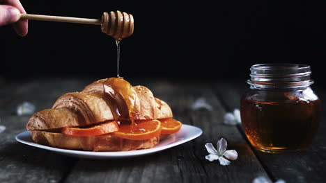 Tropfender-Honig-Auf-Mit-Orangen-Gefülltes-Croissant