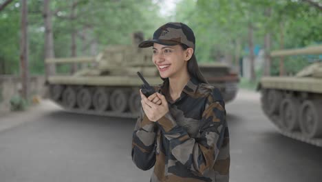 Glückliche-Indische-Armeeoffizierin,-Die-über-Walkie-Talkie-Spricht