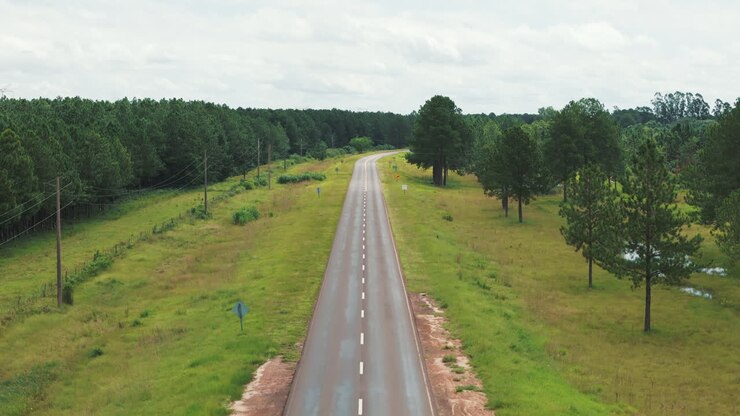 Drone in volo sopra una strada in Sud America