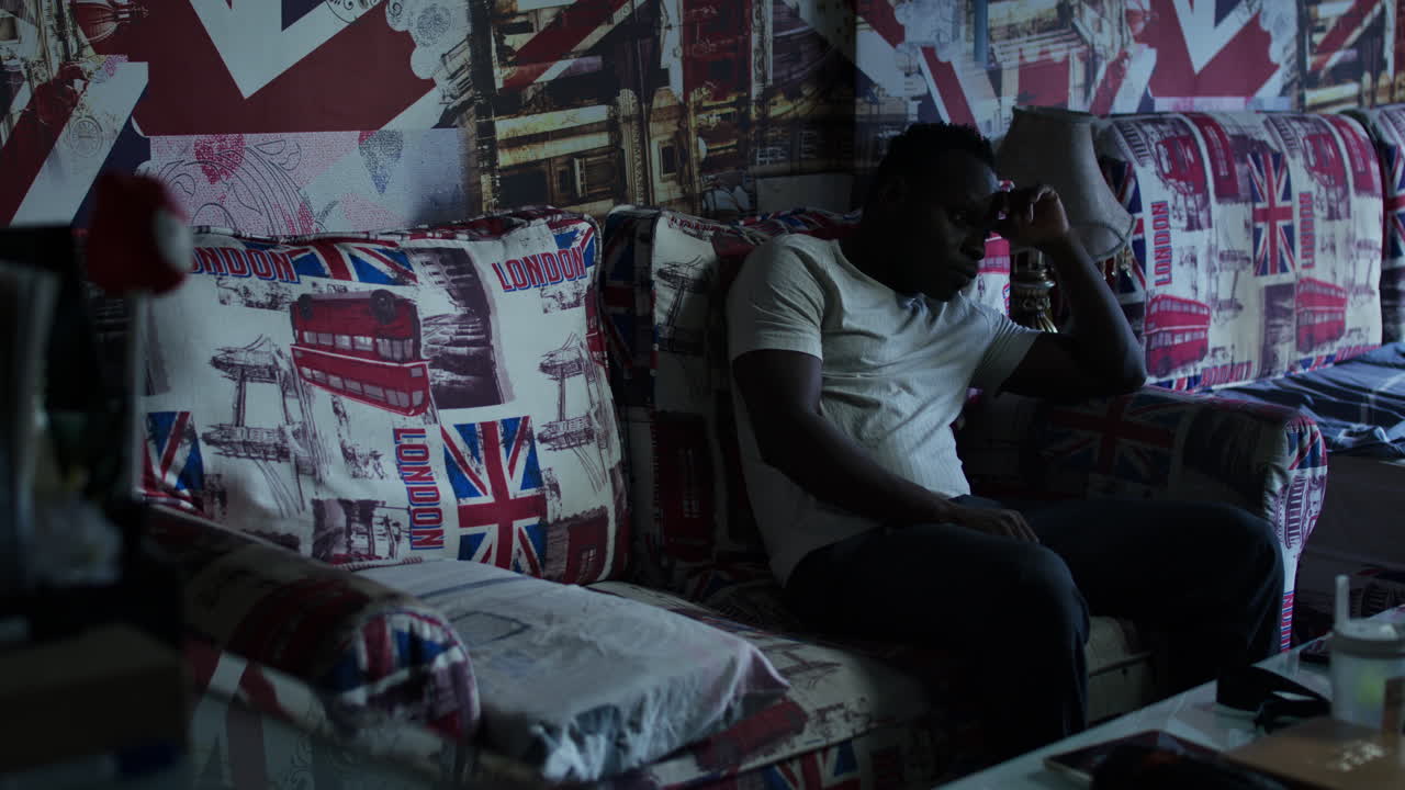 Un uomo seduto su un divano Union Jack