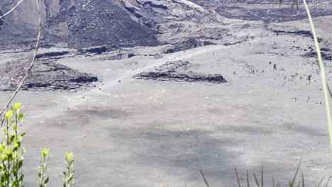 Filmische-Lange-Linse,-Die-Von-Einem-Aussichtspunkt-Auf-Dem-Wanderweg-Im-Hawaii-Vulcanes-Nationalpark-Aus-Eine-Aufnahme-Des-Ausgetrockneten-Lavaseegrunds-Von-Kilauea-Iki-Nach-Oben-Katapultiert