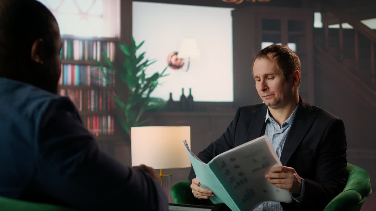 un dúo de diversos servicios secretos en el salón de la biblioteca de la cia revisando información estratégica.