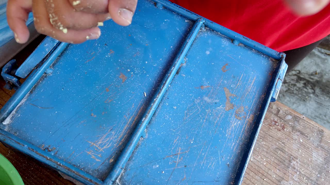 프레스를 사용하여 멕시코에서 토르티야 노팔레스를 준비하는 남자의 클로즈업