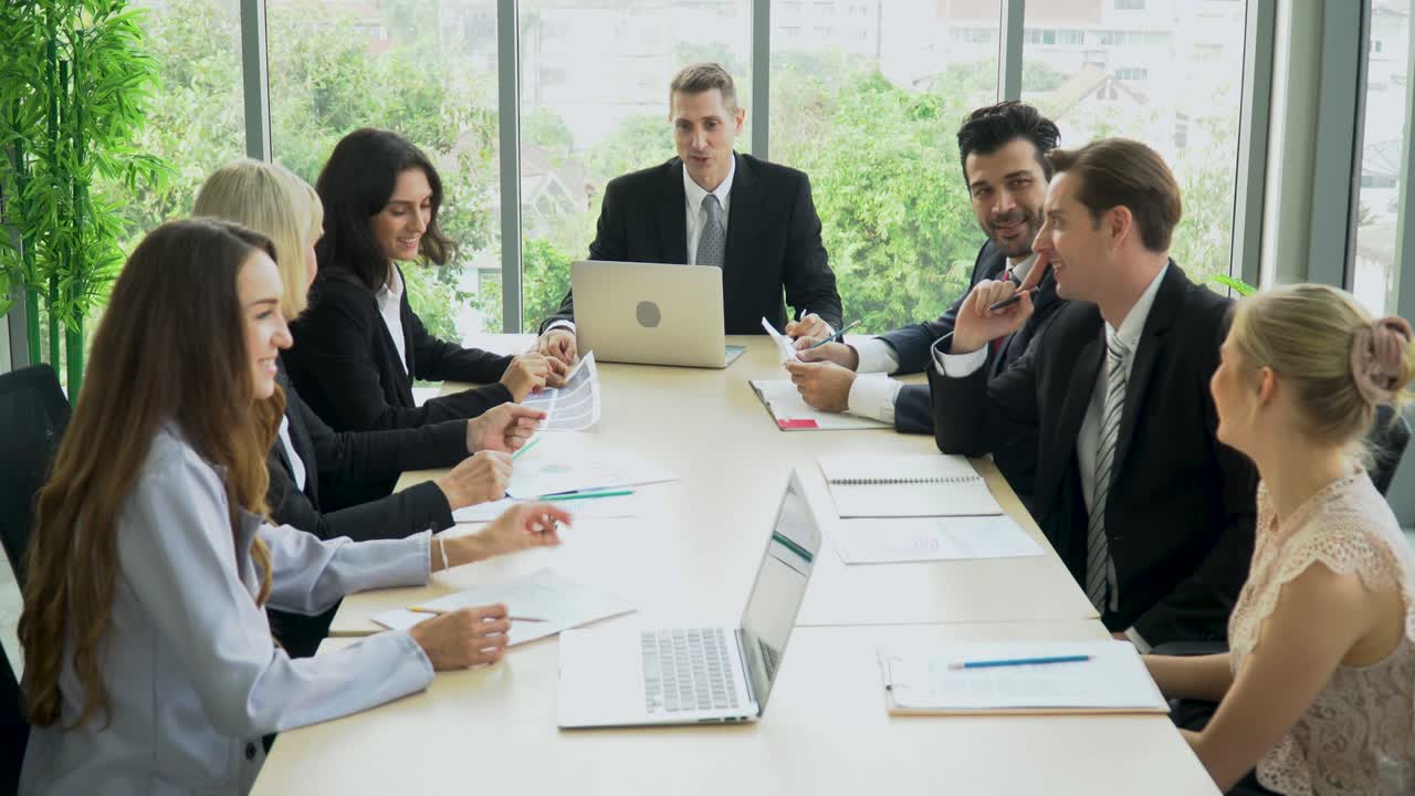 grupo de diversas personas de negocios que se reúnen en la ventana de la oficina. equipo de marketing de lluvia de ideas en la conferencia juntos en el espacio de trabajo. discusión trabajo en equipo corporativo hablando de estrategia análisis financiero.