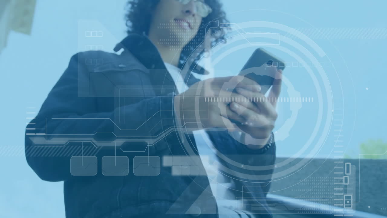 animación del procesamiento de datos financieros sobre un empresario biracial que usa un teléfono inteligente