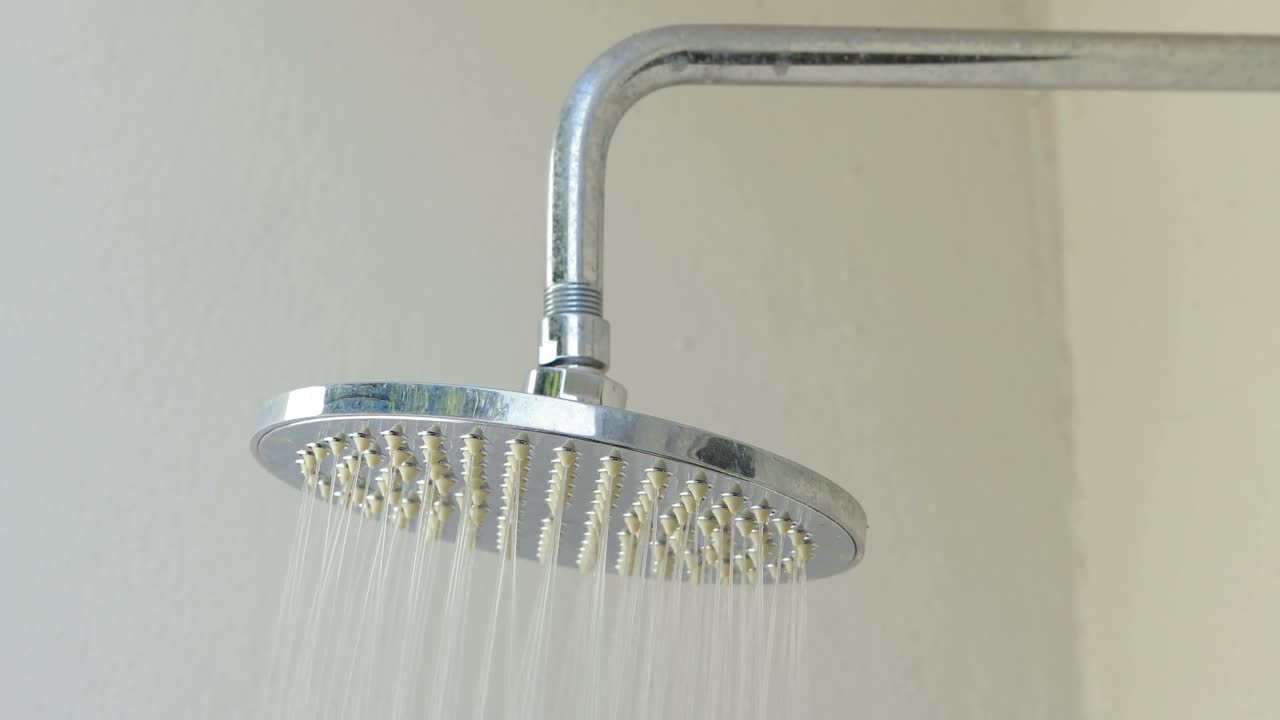 agua que fluye desde el cabezal de la ducha