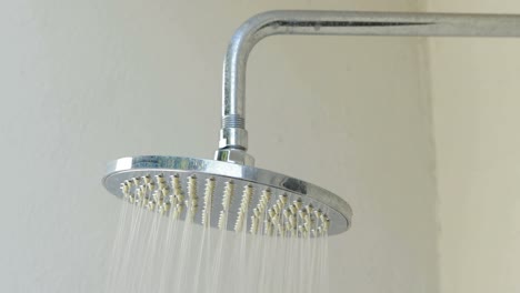 agua que fluye desde el cabezal de la ducha