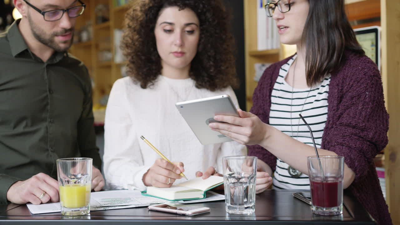 trabajo en equipo colaborativo joven