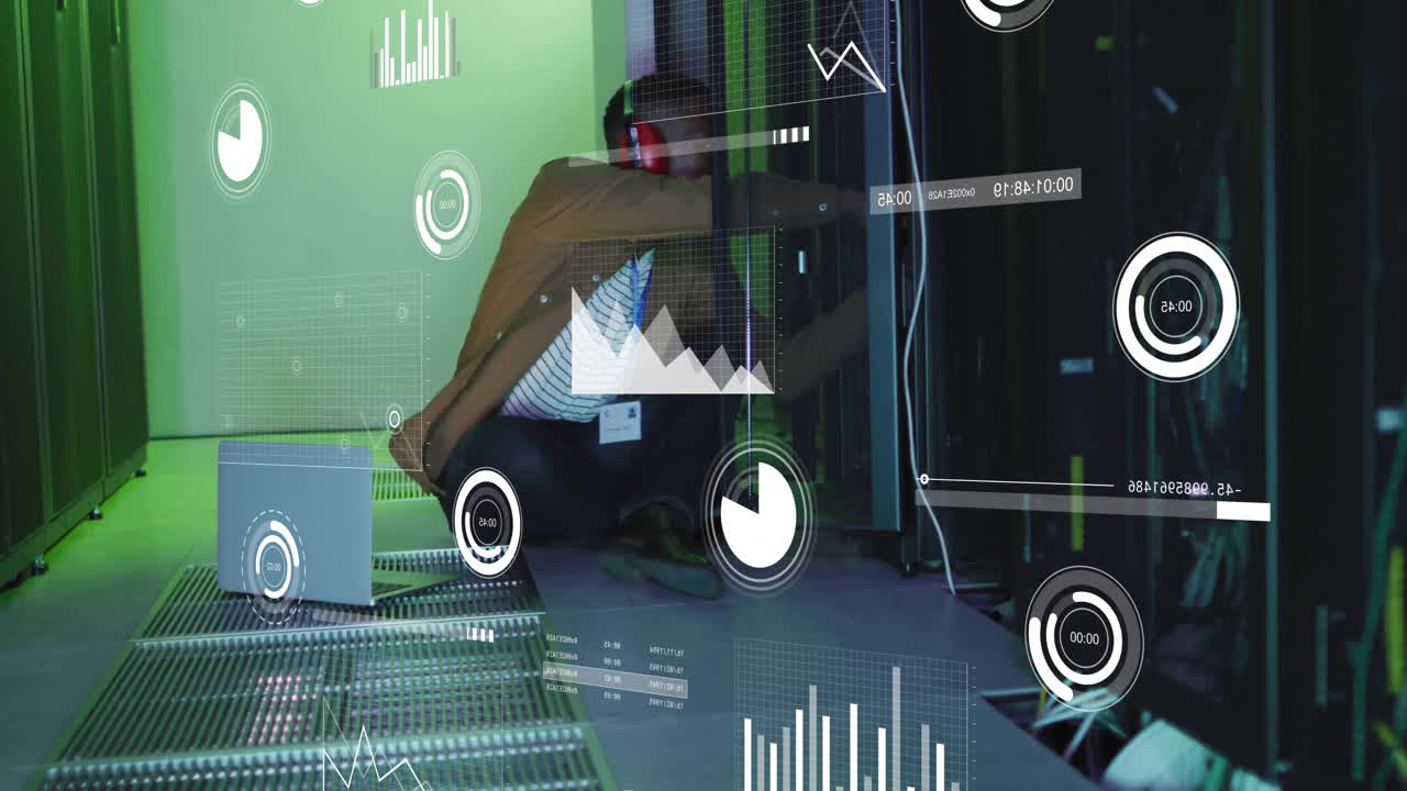 animación de procesamiento de datos financieros sobre empresario afroamericano en la sala de servidores
