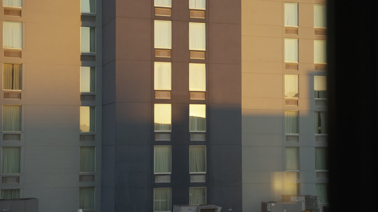 다른 건물의 창문으로 창문에서 찍은 시점