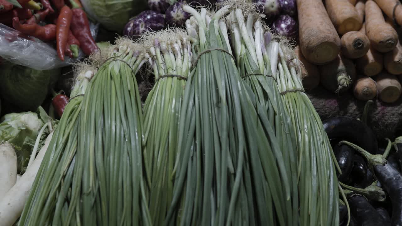 cebollas de primavera en la tienda de verduras para la venta por la noche