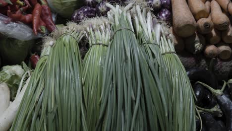 Cebolletas-En-La-Tienda-De-Verduras-A-La-Venta-Por-La-Noche