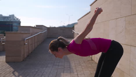 mujer estirándose al aire libre