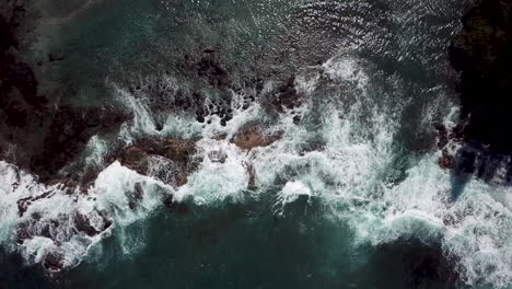 Hawaii-wellen,-Die-Gegen-Felsen-Brechen