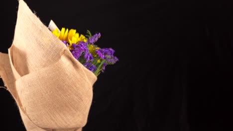 Ramo-De-Lavanda-Y-Girasol-Con-Tarjeta-De-Regalo-Girando-En-Fondo-Negro