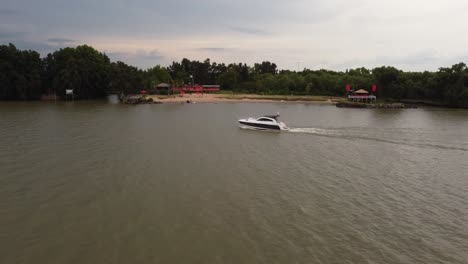 Vista-Lateral-Del-Pequeño-Yate-Blanco-Navegando-Pacíficamente-Por-El-Río-Amazonas