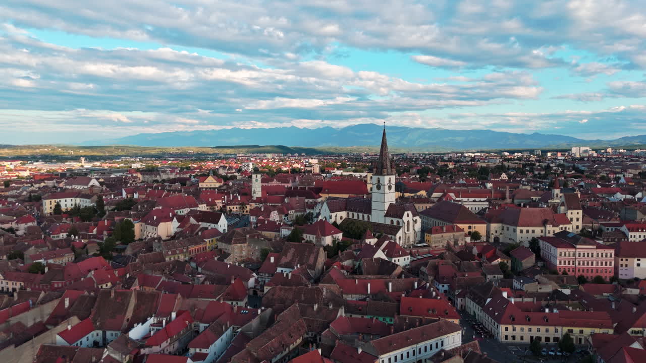 Vista aerea del centro storico di Sibiu con chiese e tetti al tramonto