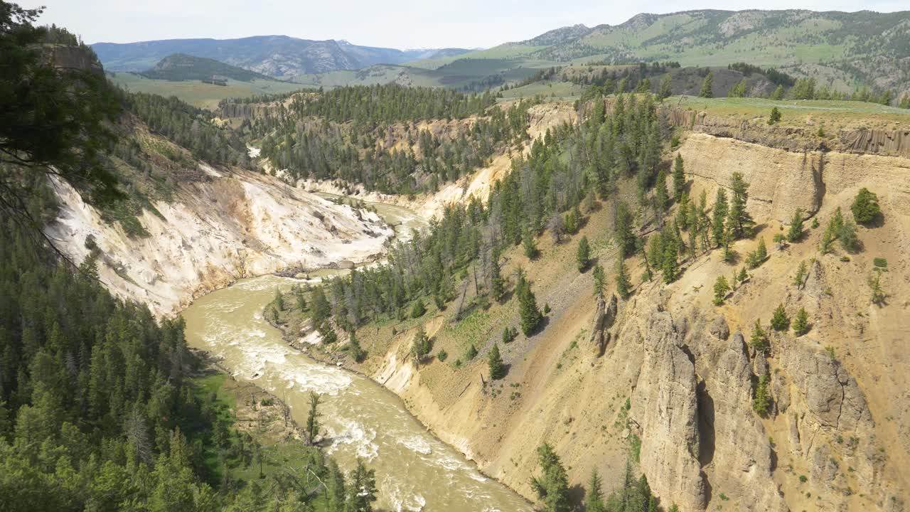 plano general del sinuoso río de piedra amarilla durante el verano