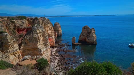 Gente-En-Barcos-Disfrutando-De-Las-Delicias-Del-Océano-Atlántico-En-La-Costa-Del-Algarve.