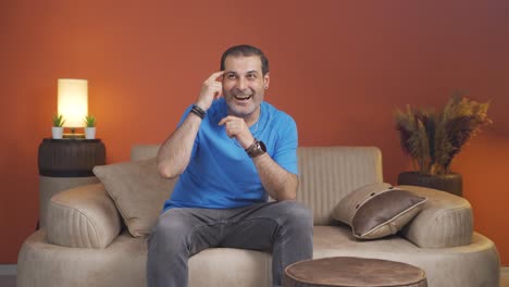 hombre pensativo hacia la cámara viene con una idea.