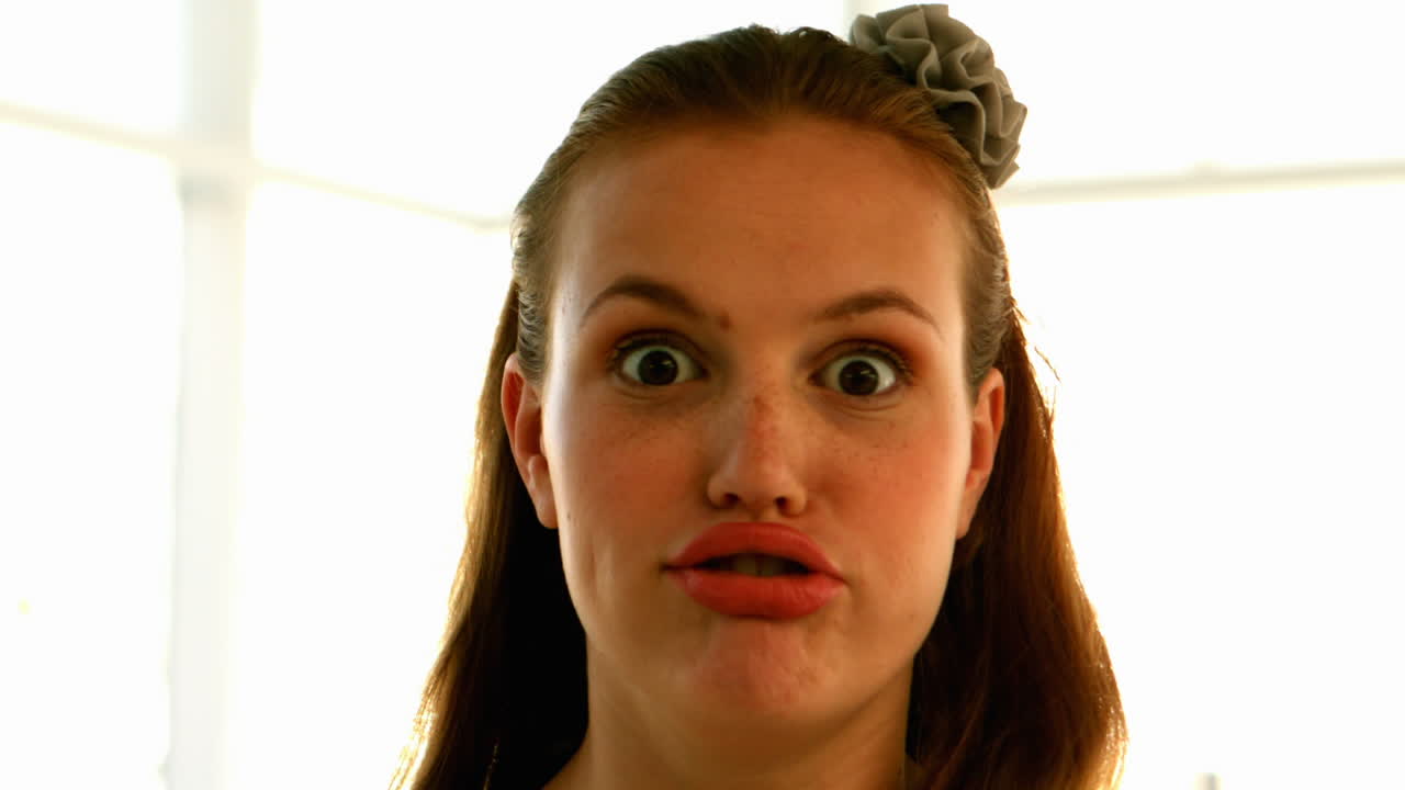 una chica bonita haciendo una cara graciosa.