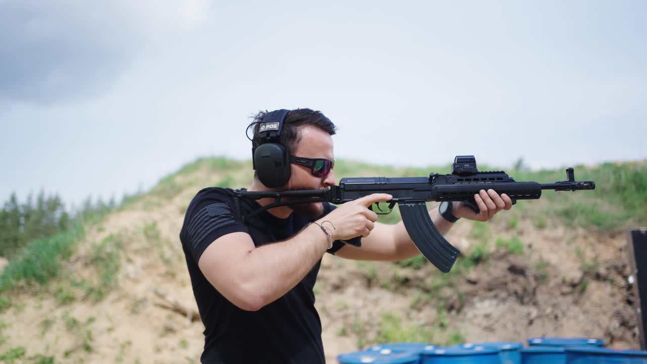 persona sostiene y apunta el rifle automático táctico cz 858 en el campo de tiro de olesko