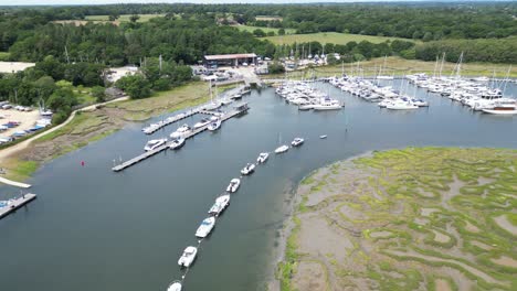 Boote-Vertäut-Am-Beaulieu-River-Hampshire-Großbritannien-Drohne,-Luftaufnahme