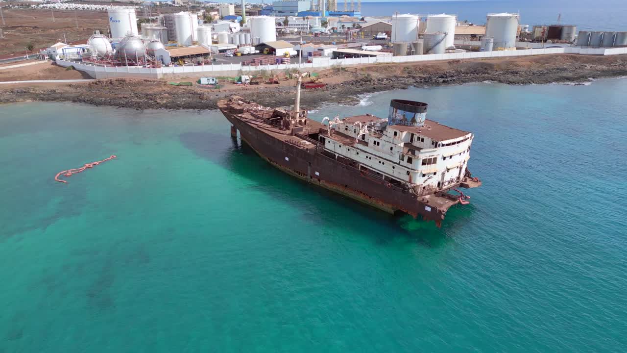 2023년 화창한 날 스페인 해변 란자로테 카나리아 제도의 사랑스러운 조감도 비행 액화 천연 가스 lng 패브릭 환경 재해 난파선