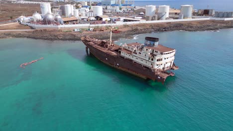 Schöne-Luftaufnahme-Flug-Verflüssigtes-Erdgas-Lng-Stoff-Umweltkatastrophe-Schiffswrack-Am-Strand-Lanzarote-Kanarische-Inseln,-Sonniger-Tag-Spanien-2023