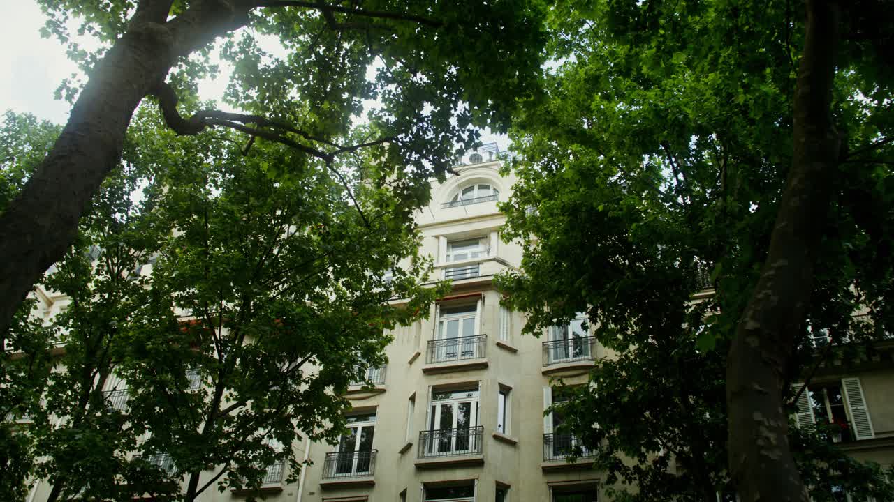 푸른 나무 들 이 있는 파리 의 아파트 건물