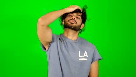 hombre indio tímido con fondo verde pantalla verde indio