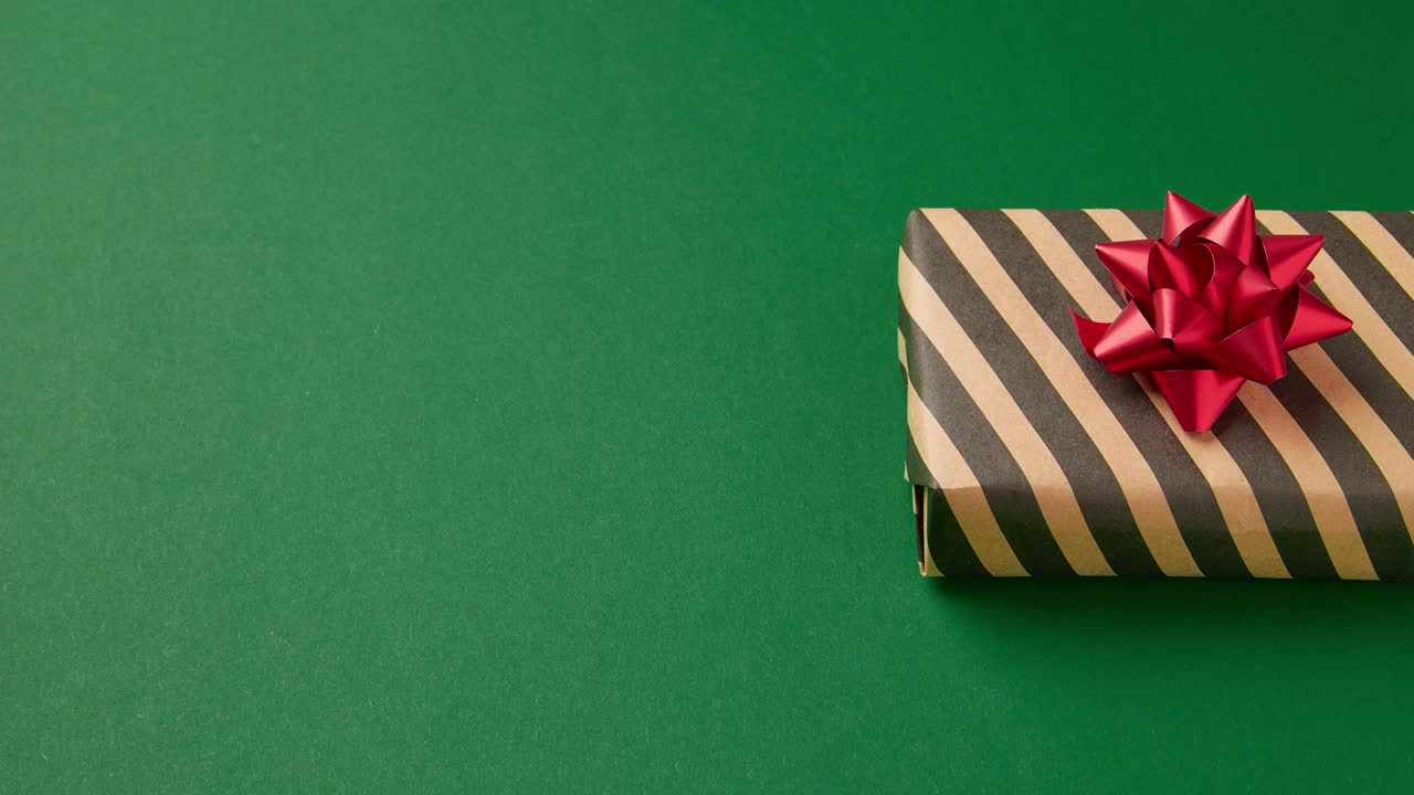 animación de stop motion con la caja de regalos de navidad y año nuevo se mueve sobre fondo verde