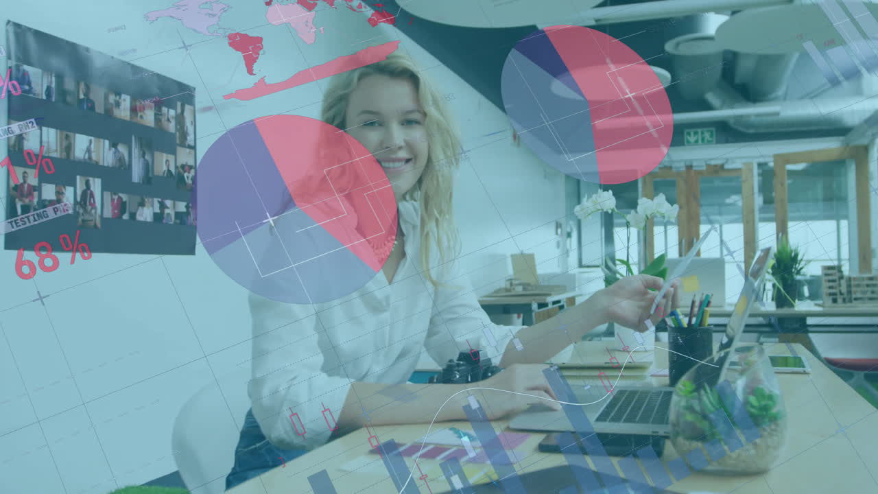 animación del procesamiento de datos financieros sobre una mujer de negocios caucásica en el cargo