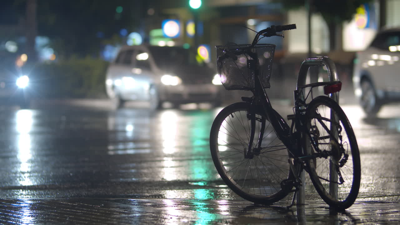 비가 오는 저녁에 거리에 주차된 자전거