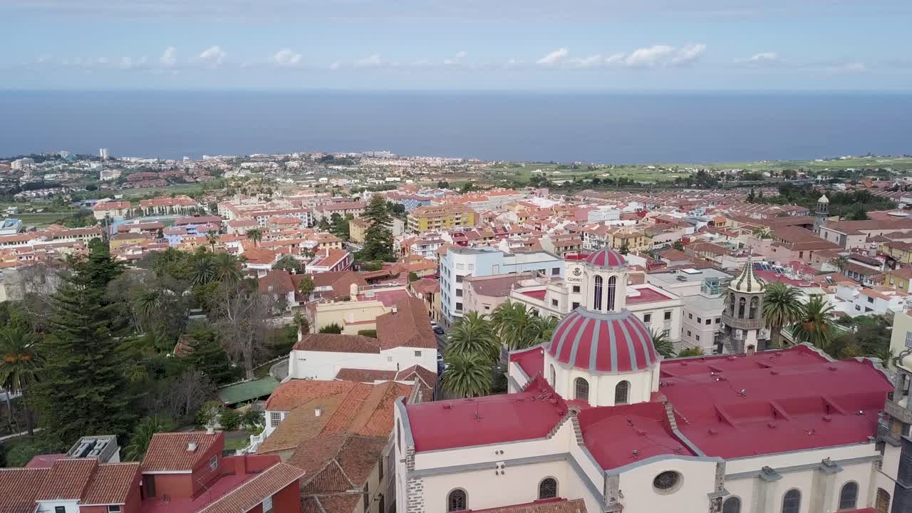 imágenes aéreas de puerto de la cruz de las islas canarias de tenerife con vistas al mar de verano