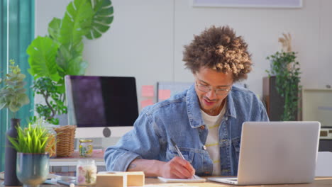 Hombre-Que-Dirige-Un-Negocio-En-Línea-Haciendo-Velas-Boutique-En-Casa-Trabajando-En-Una-Computadora-Portátil