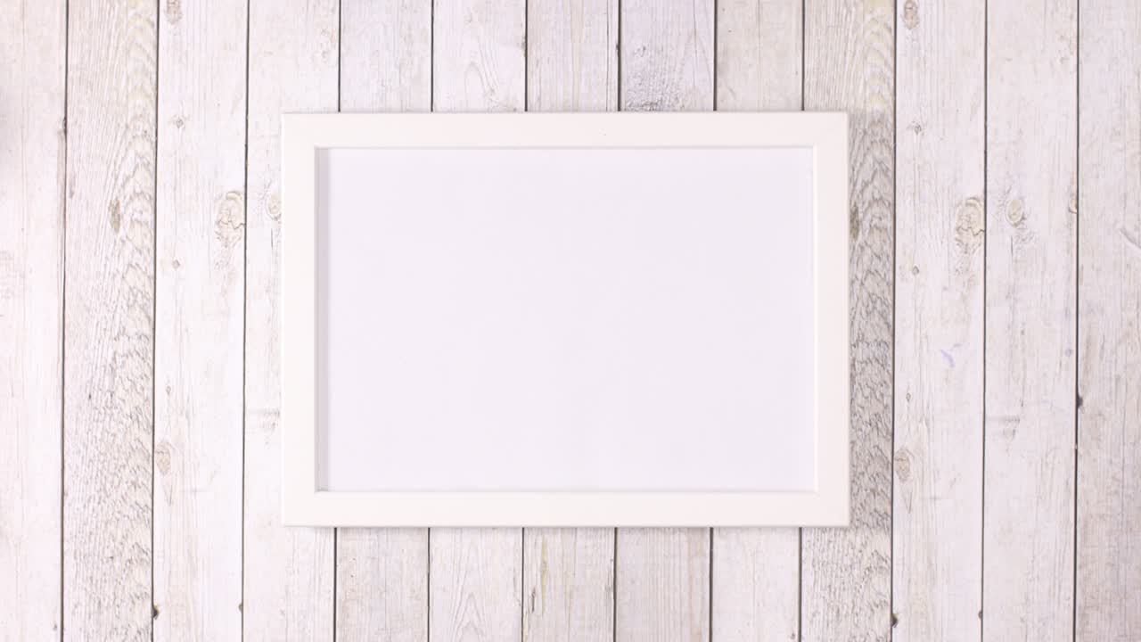 las frutas tropicales aparecen en el lado izquierdo y derecho del marco blanco para el texto y el logotipo.