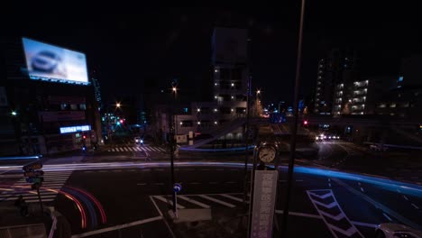 un timelapse nocturno del atasco de tráfico en la calle de la ciudad en tokio.
