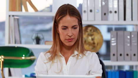 Mujer-De-Negocios-Trabajando-Con-Una-Computadora-Portátil-Por-La-Noche