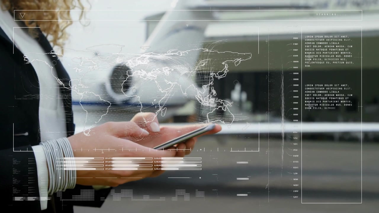 Donna d'affari che tocca lo smartphone sull'asfalto di un jet e scorre i pannelli dei dati di volo su una mappa dell'aviazione.