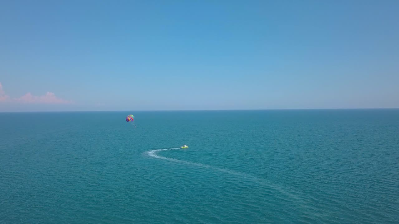 패러세일링 - 그리스 여름 동안 잔잔한 푸른 물을 가로질러 순항하는 낙하산 보트
