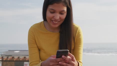 Mujer-Joven-Usando-Su-Teléfono