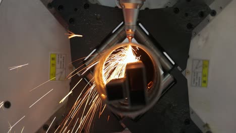 CNC-Laserschneiden-Von-Metall,-Moderne-Industrietechnologie.