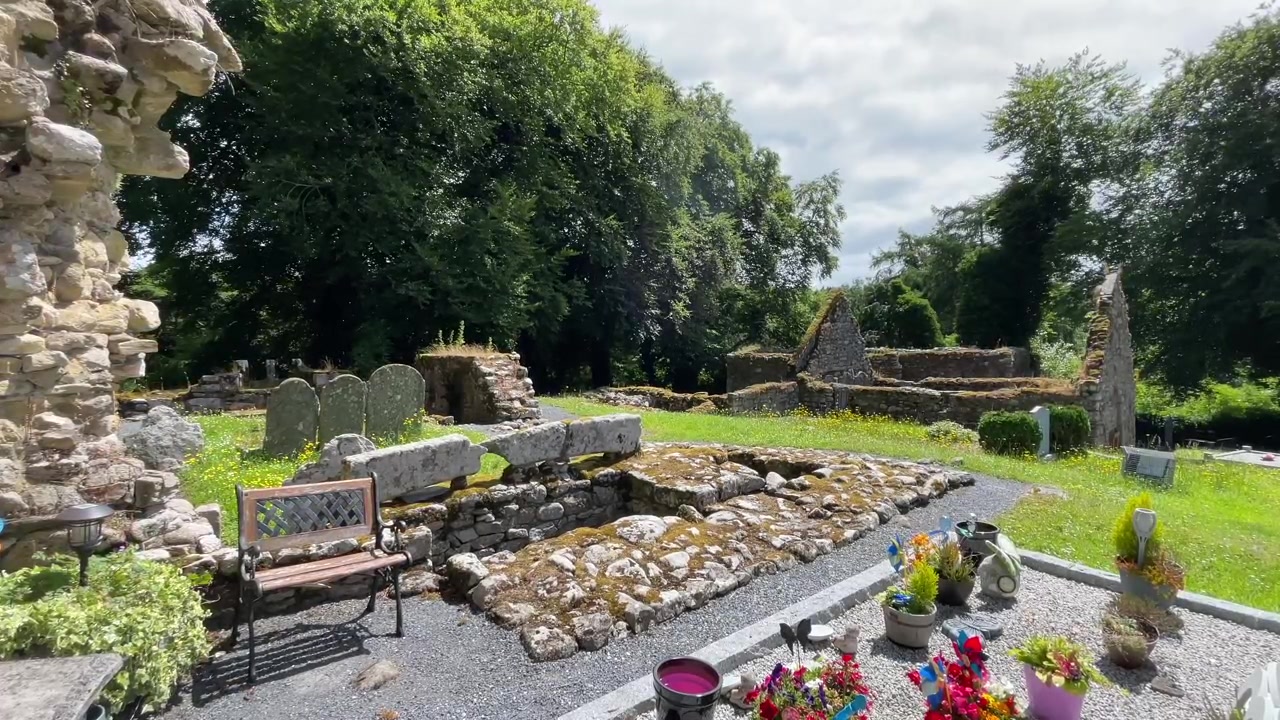 Locais Épicos da Irlanda: St Mullins Carlow, ruínas pacíficas e românticas de uma abadia antiga no Rio Barrow em uma manhã de verão