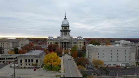 capitolio del estado de illinois en springfield con drones moviéndose hacia los lados