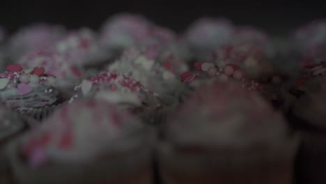 Viele-Einzelne-Muffins-Stehen-Schön-Mit-Herzen-Dekoriert-Nebeneinander-Für-Eine-Hochzeit