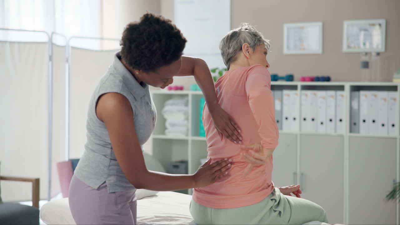 fisioterapeuta que trata el dolor de espalda del paciente