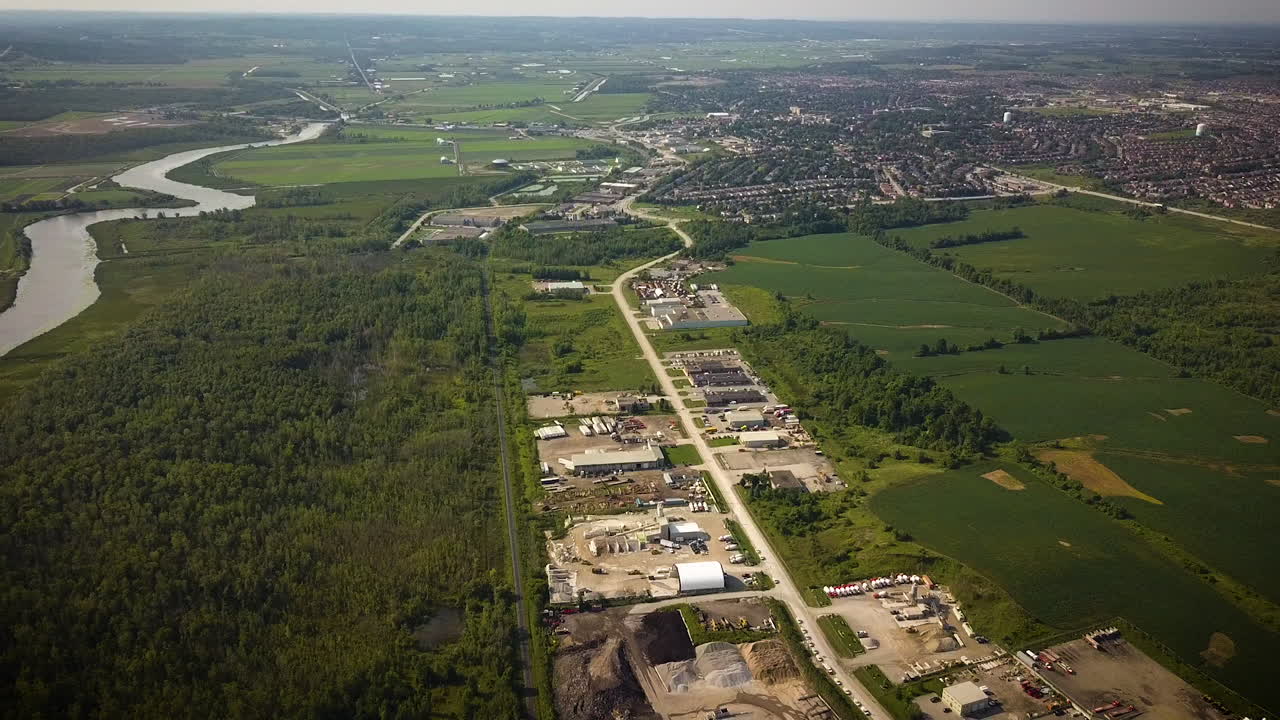 숲과 산업시설이 어우러진 광활한 풍경의 아름다운 드론샷