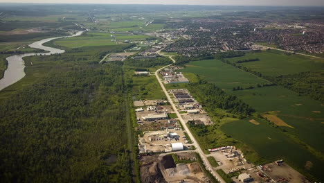 wunderschöne drohnenaufnahme einer riesigen landschaft aus wäldern und industrieanlagen