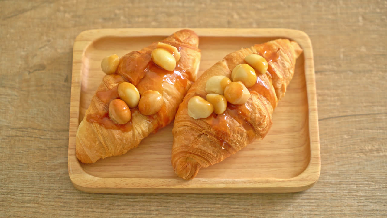 croissant con macadamia e caramello